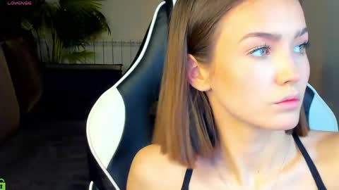 Snapshot of leslie_scottt chatting on 05-14-26, 05:25 Leslie online show from 05-14-26, 05:25