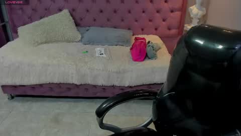 Snapshot of leslieanddrako chatting on 08-01-26, 11:25 L E S L E Y AND D R A K O online show from 08-01-26, 11:25