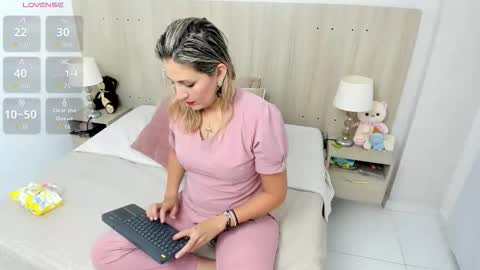 Lesly Santodomingo online show from 11-17-25, 11:27