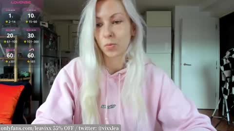 Snapshot of leusee chatting on 12-15-25, 11:03 LeaVixx online show from 12-15-25, 11:03