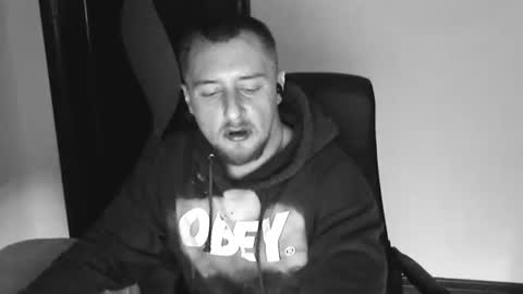 Snapshot of lev1ngston chatting on 10-27-25, 10:47 lev1ngston online show from 10-27-25, 10:47