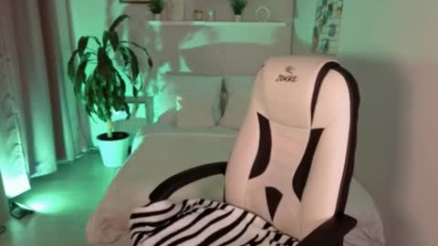 Lexy - Follow me online show from 09-17-25, 06:59