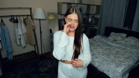 Snapshot of leyla_dream chatting on 10-15-25, 08:20 Mira online show from 10-15-25, 08:20