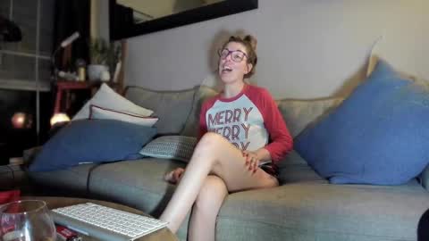 Snapshot of lezzrene chatting on 12-26-24, 03:27 Hornystonerchick online show from 12-26-24, 03:27