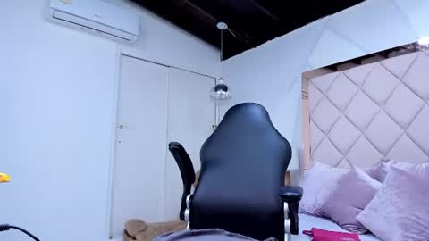 Snapshot of lia_damasco chatting on 06-16-26, 02:36 Lia online show from 06-16-26, 02:36