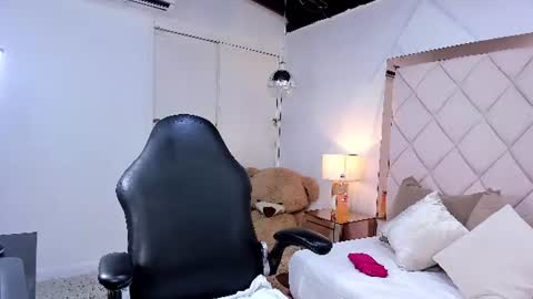 Snapshot of lia_damasco chatting on 07-12-26, 07:27 Lia online show from 07-12-26, 07:27