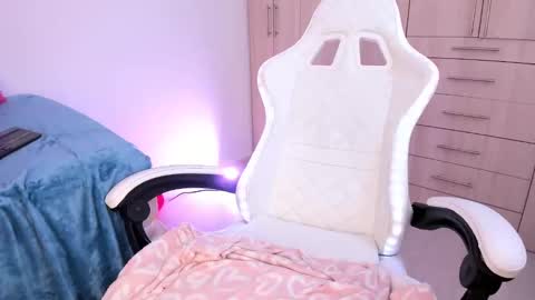 Snapshot of lia_queen610 chatting on 12-15-24, 03:13 Little Queen Lia online show from 12-15-24, 03:13