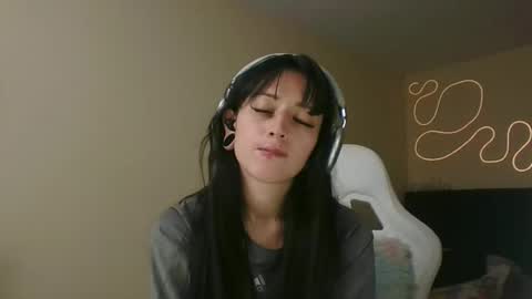 Snapshot of lia_queen610 chatting on 11-12-25, 10:30 Little Queen Lia online show from 11-12-25, 10:30