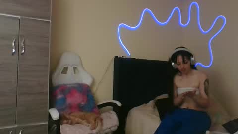 Snapshot of lia_queen610 chatting on 11-16-25, 08:47 Little Queen Lia online show from 11-16-25, 08:47