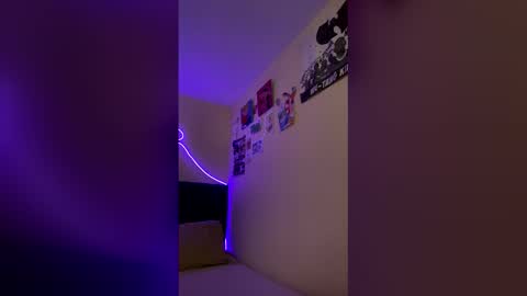 Snapshot of lia_queen610 chatting on 12-15-25, 08:02 Little Queen Lia online show from 12-15-25, 08:02