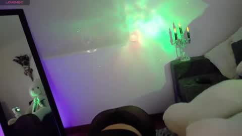 Lia online show from 10-17-25, 12:25