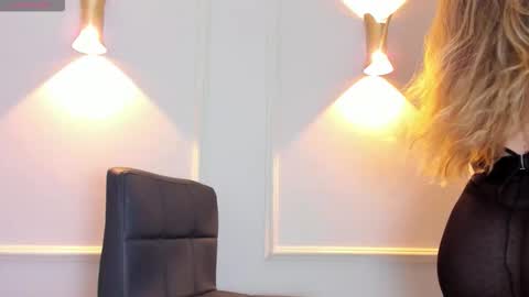 Snapshot of lia_walton__ chatting on 12-01-25, 12:21 liz walton online show from 12-01-25, 12:21