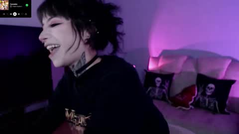 Snapshot of liaa_rodriguezz chatting on 11-28-25, 02:14 Liaa online show from 11-28-25, 02:14