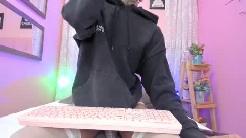 Snapshot of liam_evvan chatting on 12-16-25, 03:00 Liam online show from 12-16-25, 03:00