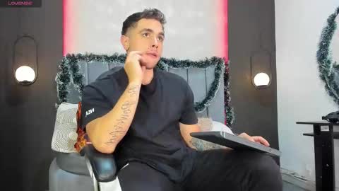 Snapshot of liam_walk chatting on 11-27-25, 10:12 Liam online show from 11-27-25, 10:12