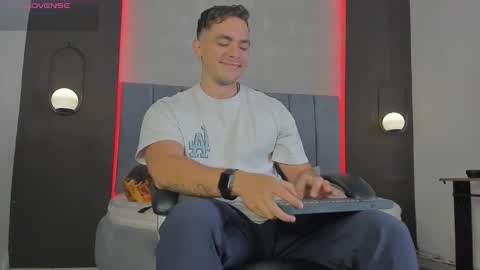 Snapshot of liam_walk chatting on 03-26-26, 01:06 Liam online show from 03-26-26, 01:06
