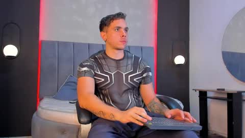 Snapshot of liam_walk chatting on 04-15-26, 12:23 Liam online show from 04-15-26, 12:23