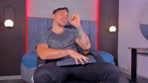 Snapshot of liam_walk chatting on 04-17-26, 10:35 Liam online show from 04-17-26, 10:35
