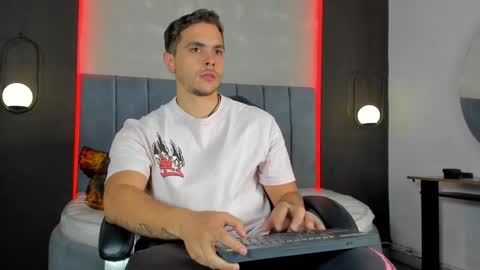Snapshot of liam_walk chatting on 04-20-26, 06:53 Liam online show from 04-20-26, 06:53