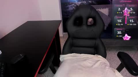 Lia online show from 11-30-25, 05:06