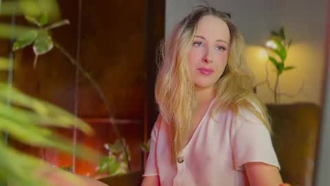 Snapshot of lierie chatting on 02-11-26, 06:13 its my birthday today so im offline but id be so happy if you felt like sending me a birthday love while im away online show from 02-11-26, 06:13