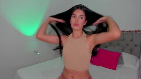 Snapshot of lightshine_ chatting on 10-25-25, 02:30 Maddie online show from 10-25-25, 02:30