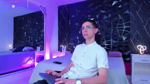 L I I A M online show from 09-12-25, 09:59