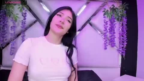 Snapshot of liinzy_rouse chatting on 07-25-26, 04:26 Brittany online show from 07-25-26, 04:26