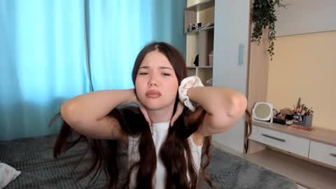 Snapshot of lil_amyy chatting on 06-25-26, 07:57 a little nervous to tell call me Vi online show from 06-25-26, 07:57