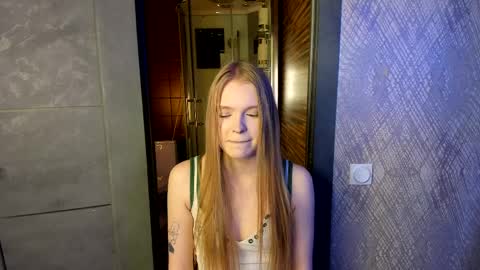 Snapshot of lil_cookie_monster chatting on 04-08-26, 11:21 Erica online show from 04-08-26, 11:21