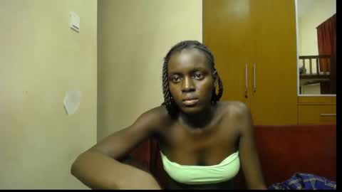 Snapshot of lil_doll_melanin chatting on 05-15-26, 09:00 Uni online show from 05-15-26, 09:00