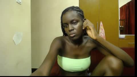 Snapshot of lil_doll_melanin chatting on 05-19-26, 01:56 Uni online show from 05-19-26, 01:56