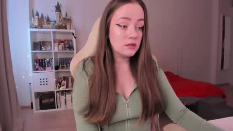 Snapshot of lil_happiness chatting on 09-25-25, 01:37 for free registration 3 online show from 09-25-25, 01:37