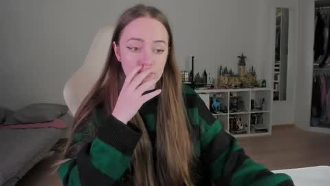 Snapshot of lil_happiness chatting on 05-25-26, 06:58 for free registration 3 online show from 05-25-26, 06:58