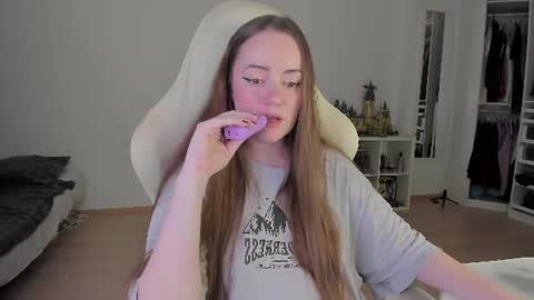 Snapshot of lil_happiness chatting on 07-01-26, 09:14 for free registration 3 online show from 07-01-26, 09:14