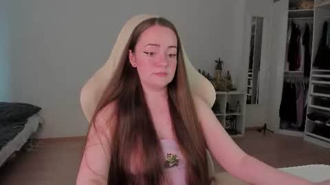 Snapshot of lil_happiness chatting on 07-05-26, 01:29 for free registration 3 online show from 07-05-26, 01:29