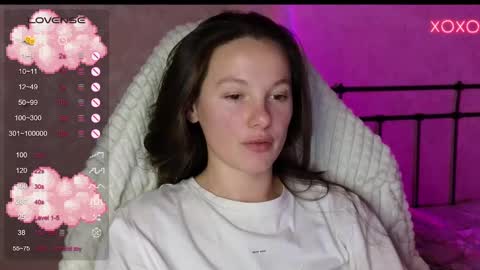 Snapshot of lil_luna_x chatting on 12-08-24, 04:07 little moon online show from 12-08-24, 04:07