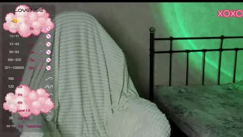 Snapshot of lil_luna_x chatting on 12-14-24, 03:25 little moon online show from 12-14-24, 03:25