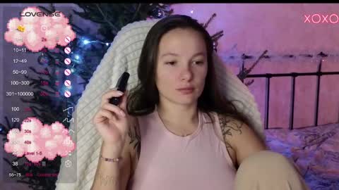 Snapshot of lil_luna_x chatting on 12-23-24, 01:56 little moon online show from 12-23-24, 01:56