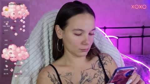 Snapshot of lil_luna_x chatting on 10-06-25, 05:21 little moon online show from 10-06-25, 05:21