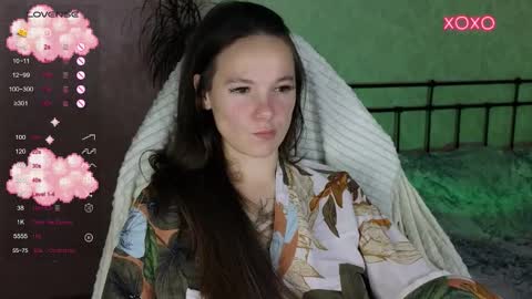 Snapshot of lil_luna_x chatting on 11-12-25, 08:41 little moon online show from 11-12-25, 08:41