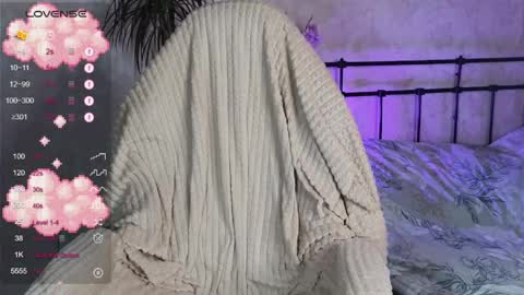 Snapshot of lil_luna_x chatting on 04-18-26, 06:12 little moon online show from 04-18-26, 06:12
