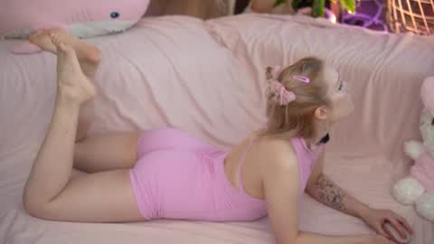 Snapshot of lil_tweety chatting on 11-21-25, 07:45 Rina online show from 11-21-25, 07:45