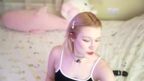 Snapshot of lil_tweety chatting on 11-27-25, 06:43 Rina online show from 11-27-25, 06:43