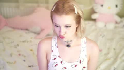 Snapshot of lil_tweety chatting on 11-29-25, 08:01 Rina online show from 11-29-25, 08:01