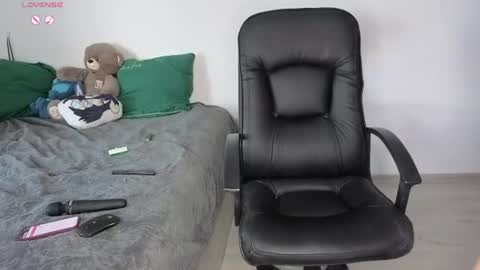 Snapshot of lili_and_niki chatting on 06-12-26, 10:36 Lilith Nickol online show from 06-12-26, 10:36