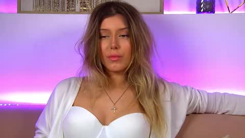 Mia online show from 02-10-25, 12:39