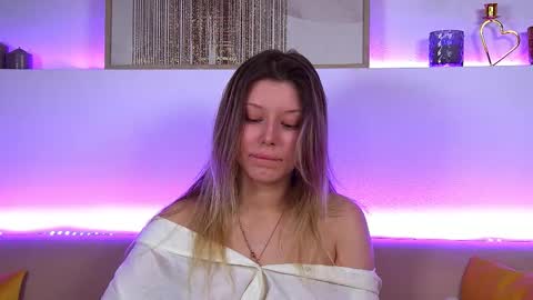 Mia online show from 02-11-25, 06:19