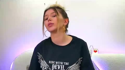 Mia online show from 02-17-25, 01:10