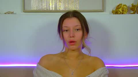 Mia online show from 09-12-25, 06:24